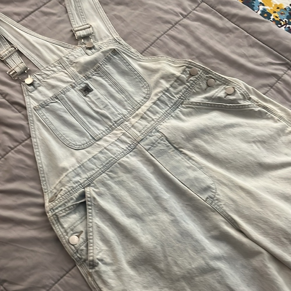 Super cute capri-ish overalls… in super good condition… super light denim - Picture 2 of 8